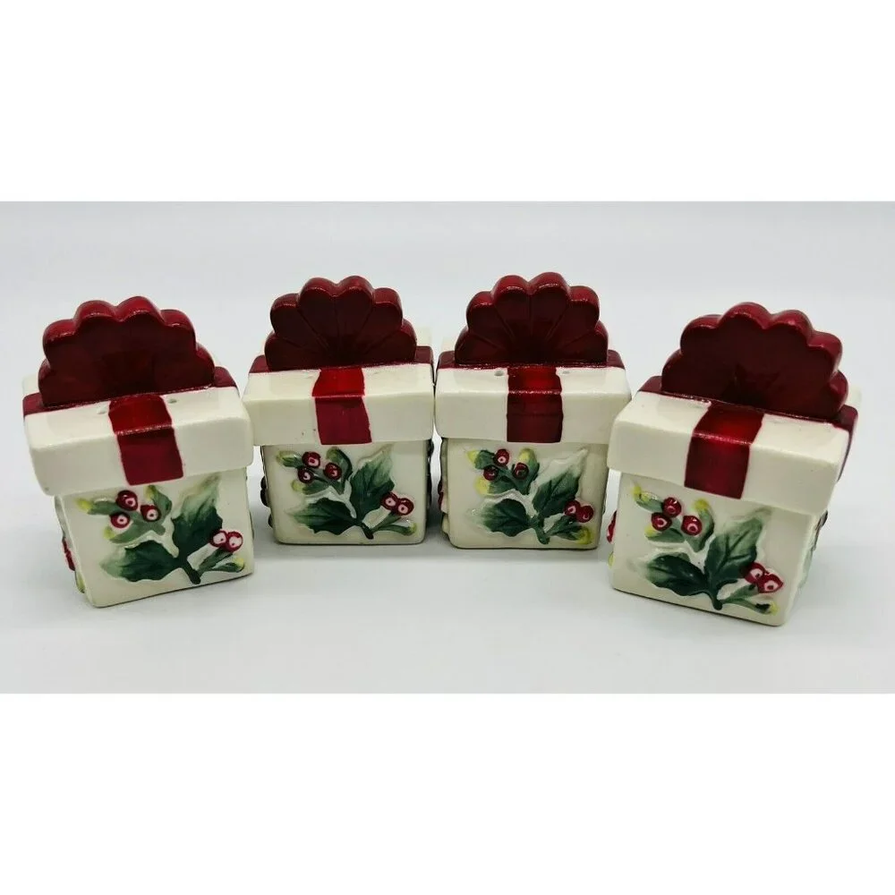 Pfaltzgraff Winterberry Christmas 4 Mini Salt‎ Pepper Shaker Sets 8 Pieces